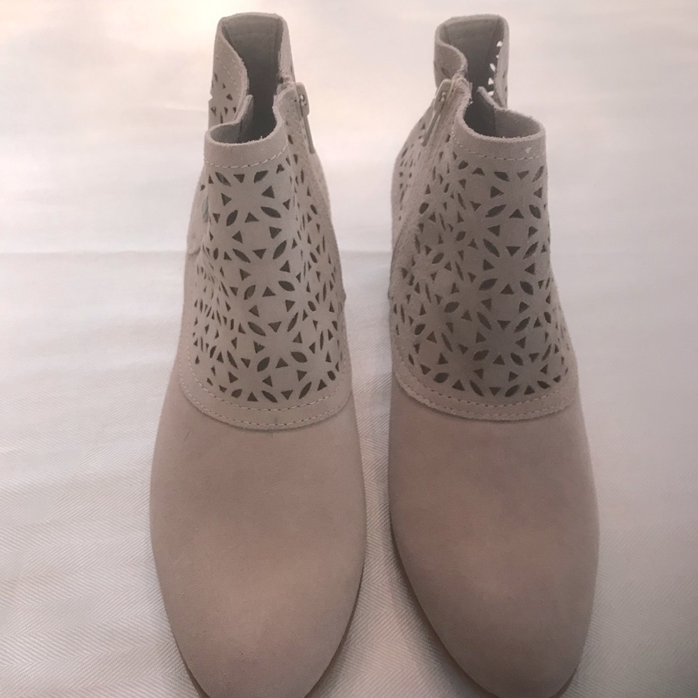 NWT BareTraps Taupe Garin Suede Ankle Booties with Laser Cutout Design - Picture 2 of 8